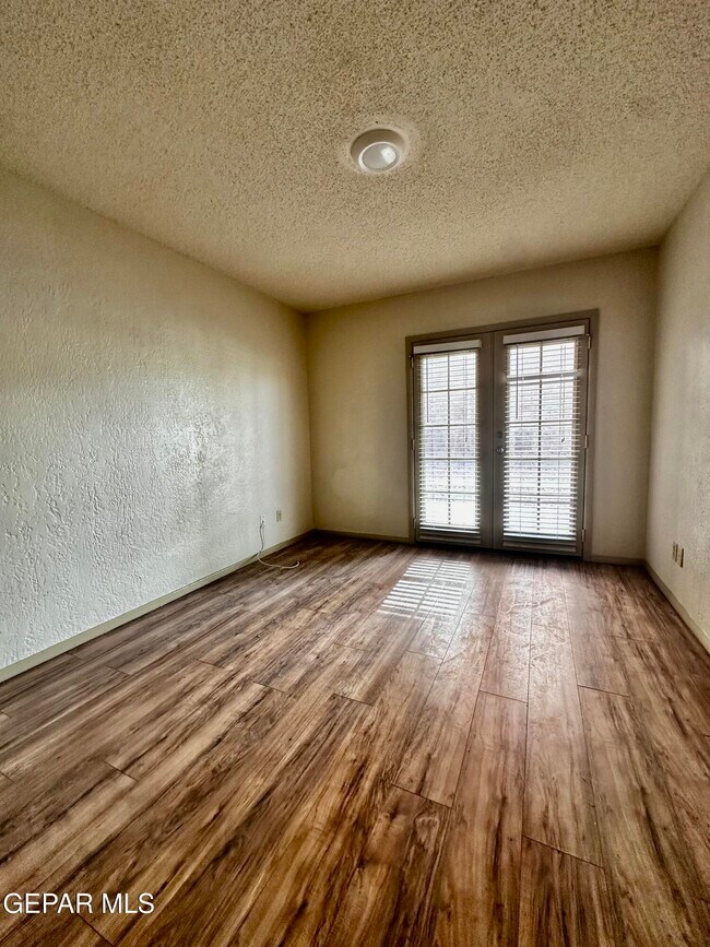 Building Photo - 4433 N Stanton St