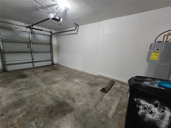 Building Photo - 701 Cresting Oak Cir