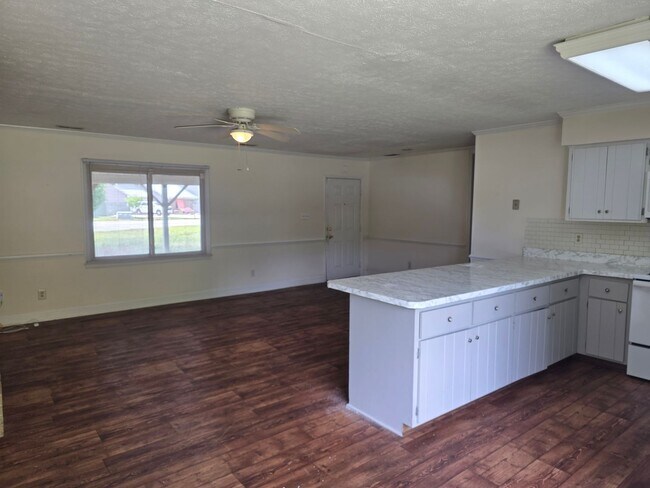 Building Photo - 4 Bedroom house with bonus room and large yard.