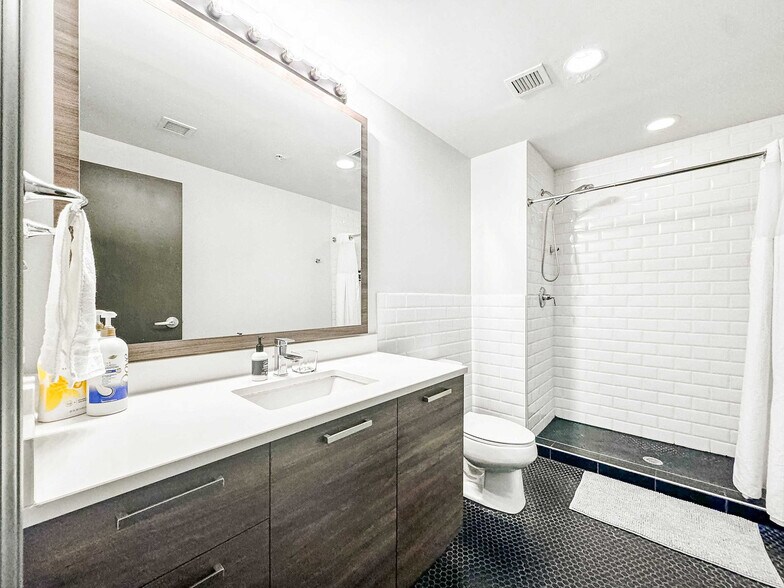 Building Photo - 555 Evergreen St