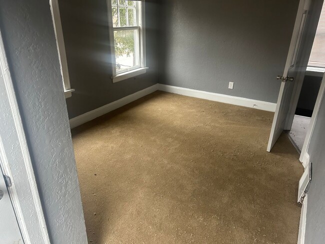 Building Photo - 2 Bedroom House