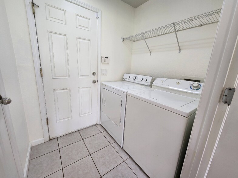 Building Photo - 5768 SW 40th Pl