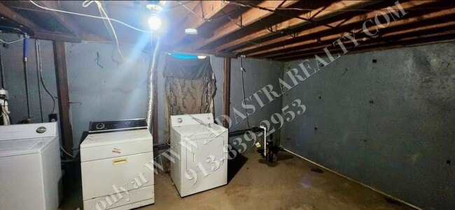 Building Photo - Cozy 2 Bed 1 Bath Duplex in KCK-Available NOW!!