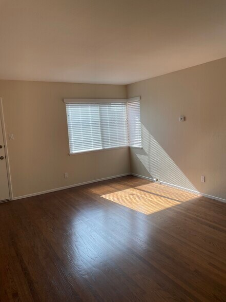 Living room / front door - 2934 Brookdale Ave