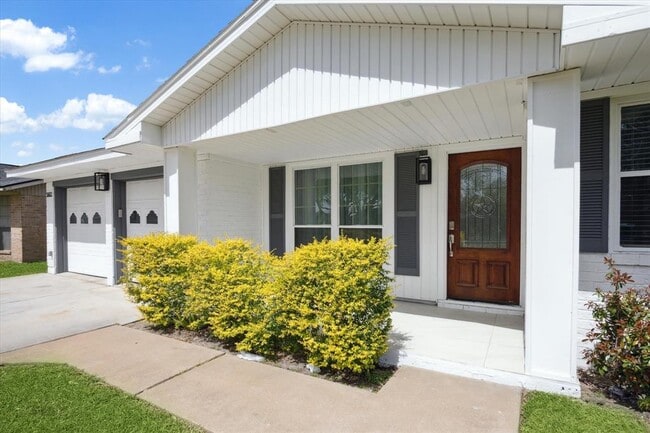 Building Photo - 5602 Hialeah Dr