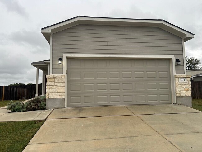 Primary Photo - Beautiful 3/2 Single Story Home in Cibolo, TX