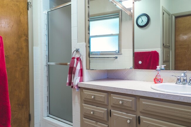 Building Photo - 1001 W Will Rogers Dr