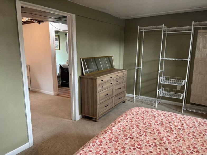 Building Photo - 704 N Cary St