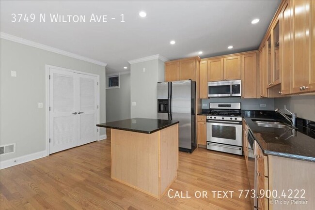 Building Photo - Wrigleyville 2 bed 2 bath with private ent...