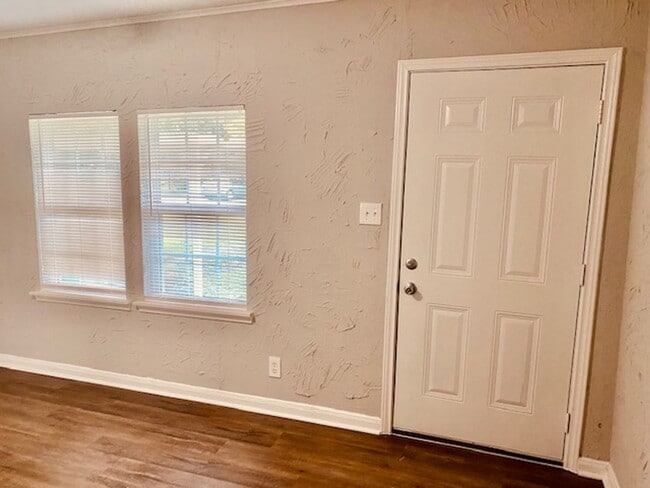 Building Photo - BEAUTIFUL RECENTLY REMODELED 3 BEDROOM HOME