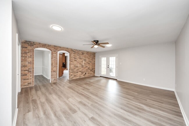 Building Photo - 3923 Cypress Lake Dr