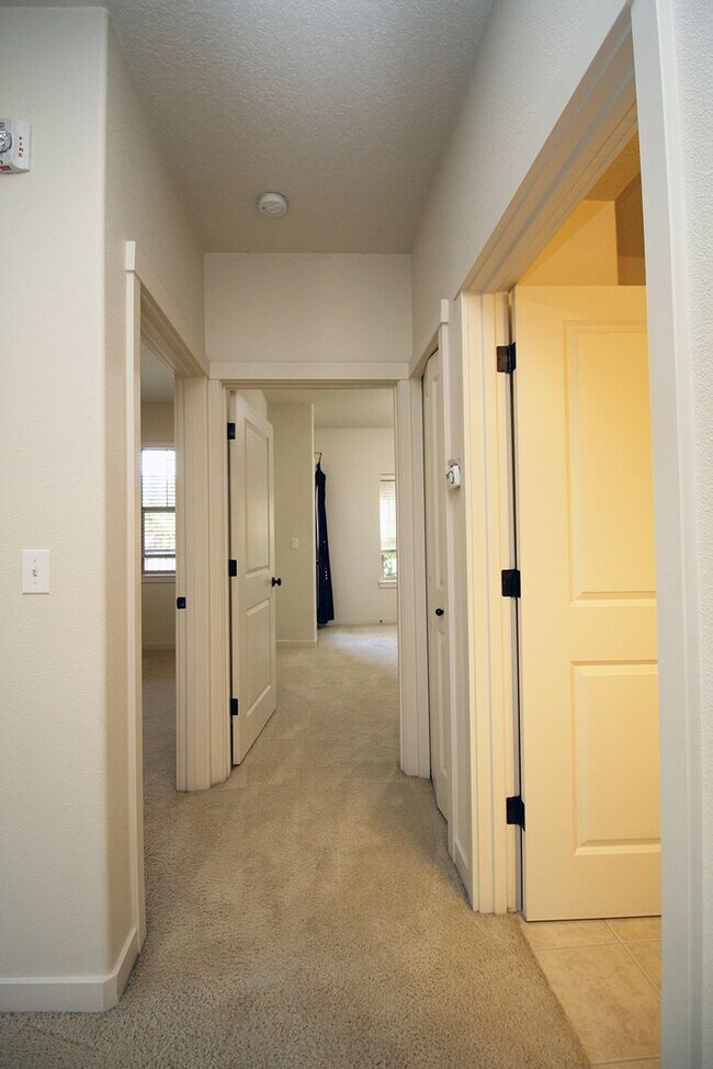 Building Photo - Tanasbourne 2 Bed 1 Bath Townhome