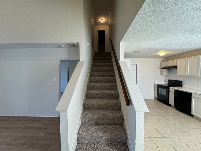 Building Photo - 2305 Lazy Ridge Dr