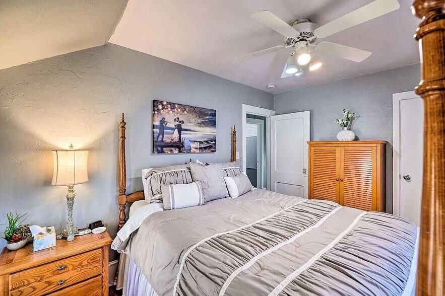 Building Photo - 325 W Spring St