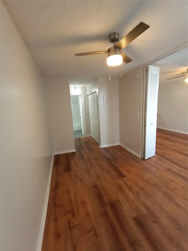 Building Photo - 2771 Riverside Dr
