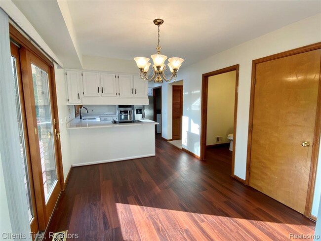 Building Photo - 7233 Oakwood Dr