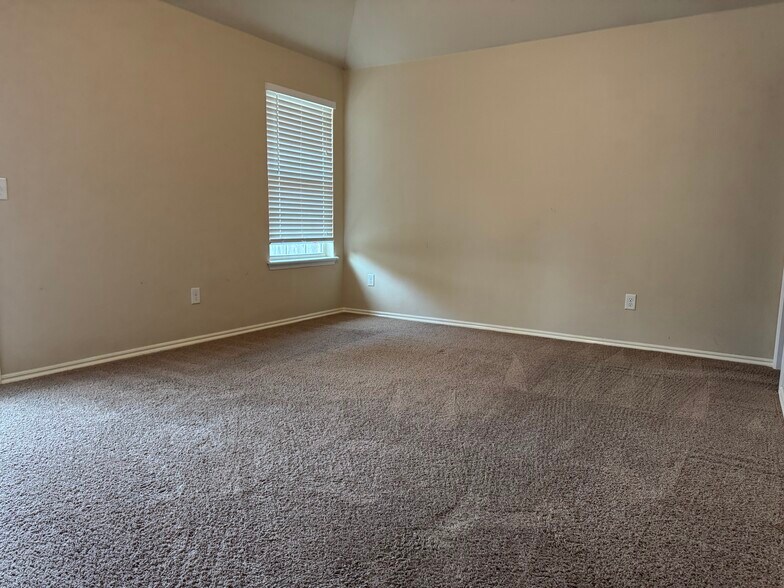 Building Photo - 2321 Golden Ln