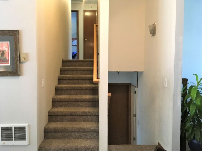 Building Photo - ***$1,000 Off First Month's Rent*** Charming Split Level in NE Bend - HUGE Yard!