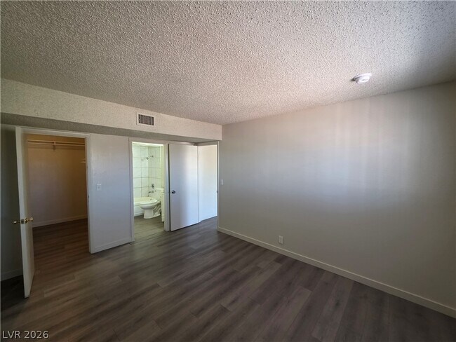 Building Photo - 615 S Royal Crest Cir
