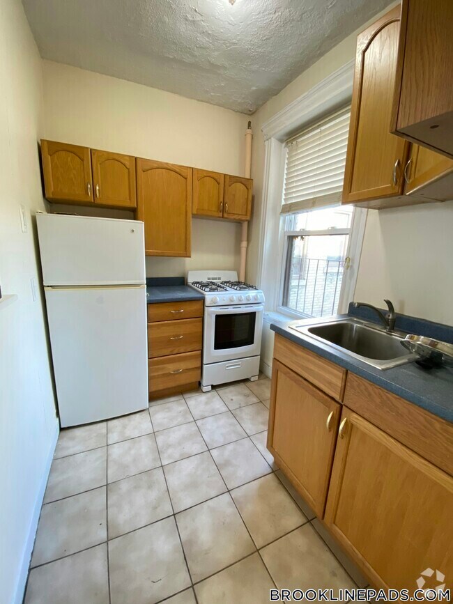 Building Photo - 352 Riverway