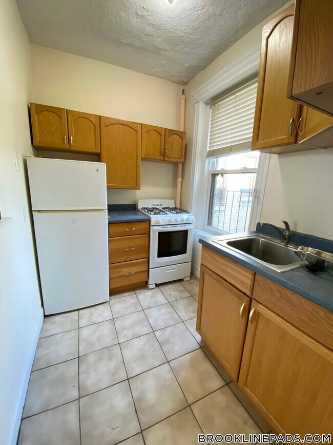 Primary Photo - 352 Riverway