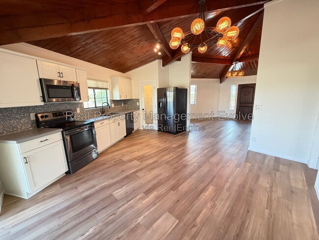 Building Photo - 4213 W Cheyenne Dr