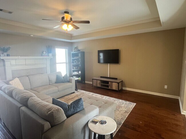 Building Photo - New Listing!