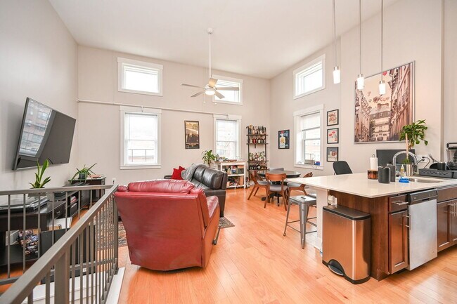 Building Photo - 433 E 13th St