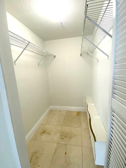 Building Photo - 170 SE 14th St