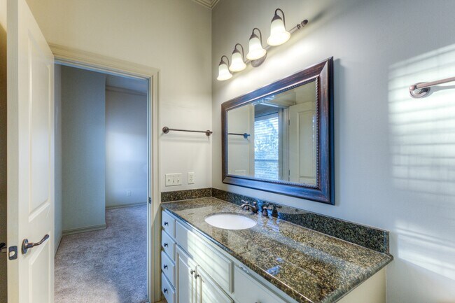 Building Photo - 1333 E 41st Pl