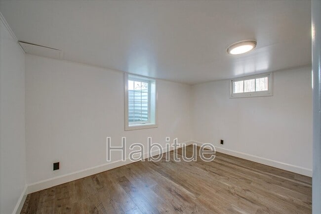 Building Photo - 414 S Pond St