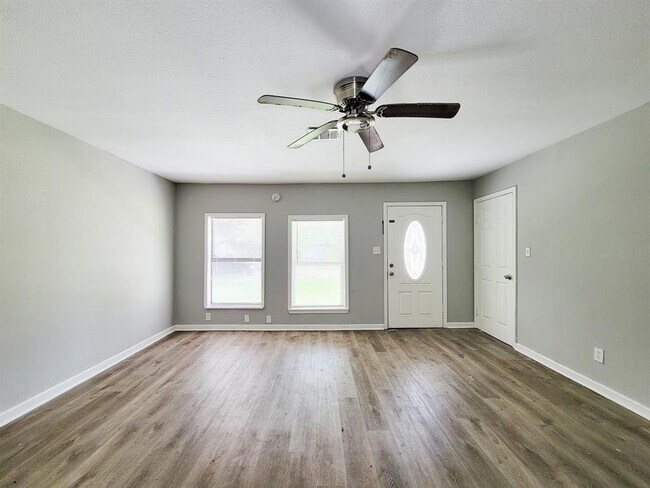 Building Photo - 111 Wisteria St