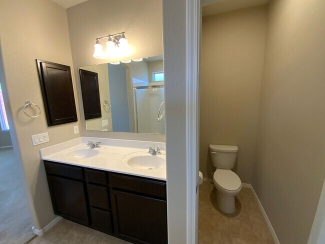 Building Photo - 3 Bedroom Single Story Home in Loma Colora...