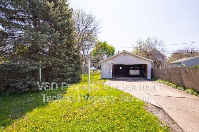 Building Photo - 8204 Vineyard Ave