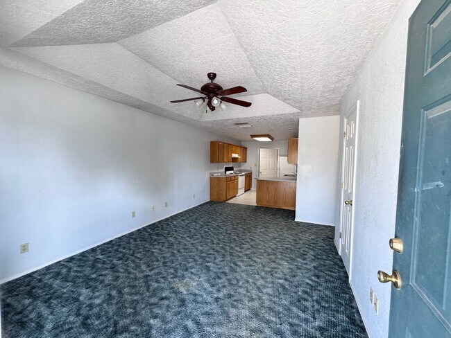 Building Photo - 420 E 9th St