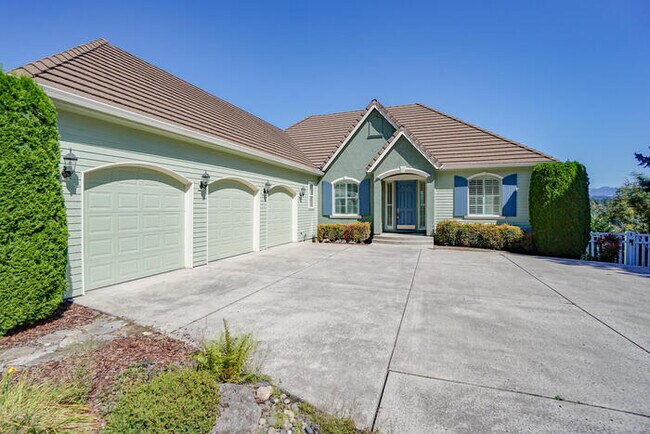 Building Photo - FOUR BEDROOM HOUSE IN LACAMAS SHORES WINTE...