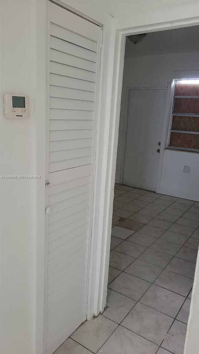 Building Photo - 1406 NW 2nd Ave