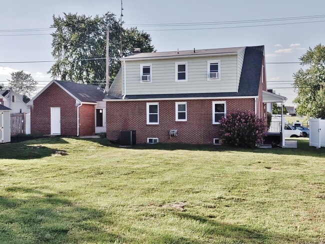 Building Photo - 4 Bed / 2 Bath Single Family Home
