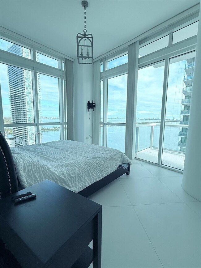 Building Photo - 480 NE 30th St