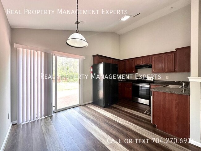 Building Photo - 6229 Green Vista Ct