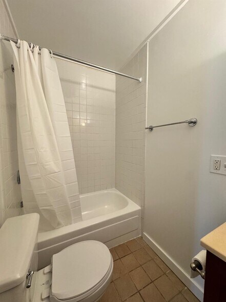 Building Photo - 40A Linden Ave