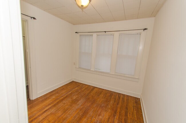 Building Photo - 3 Bedroom, 1.5 bath Home: Available July 2026!