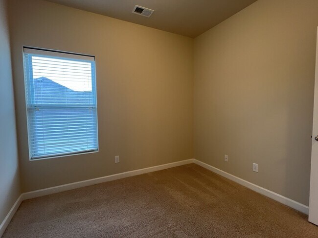Building Photo - 579 Crossland Dr