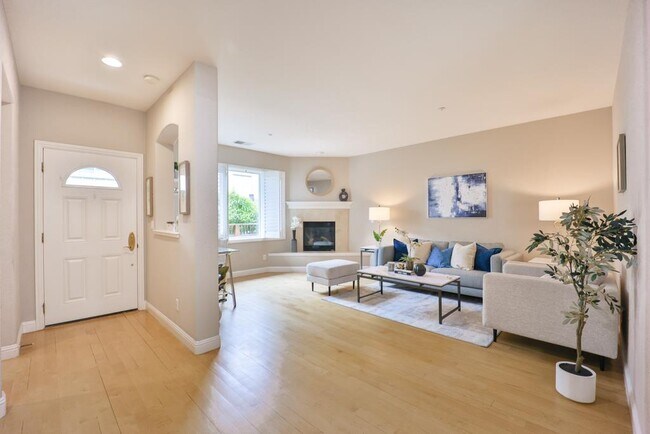 Building Photo - 492 Tyndall St