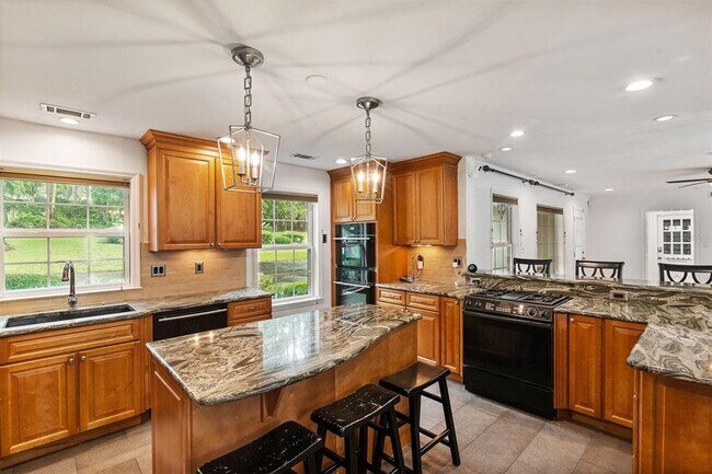 Building Photo - 2506 SW 9th Dr