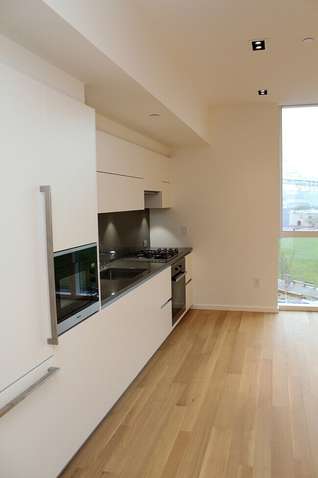 Building Photo - Unrivaled Cosmopolitan Condo w/Breathtaking City & River Views