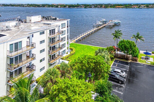 Building Photo - 1206 S Lake Dr