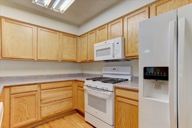 Building Photo - 930 Button Rock Dr
