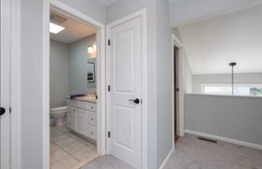 Building Photo - 705 Lake Ave