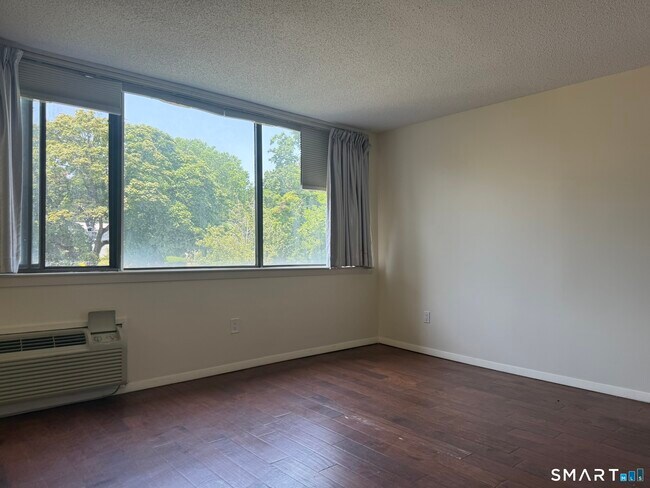 Building Photo - 1460 Elm St